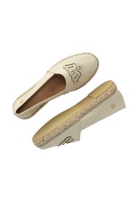 Beżowe espadryle wsuwane z teksturowanym wykończeniem, z haftowanym logo i plecioną podeszwą z juty. Gładkie wykończenie wewnętrzne.