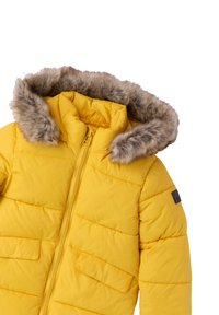 Giacca a vento gialla con chiusura a zip, cappuccio bordato di pelliccia e cuciture visibili. Presenta due tasche frontali e un patch logo sulla manica.