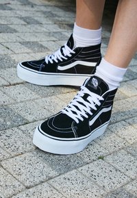 Vans SK8-HI TAPERED STACKFORM Zapatillas altas black/true
