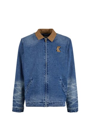 Farmerdzseki barna gallérral, elöl cipzárral és két oldalsó zsebbel. Világoskék, fokozatosan világosodó dizájn, logó részlet a mellkason.