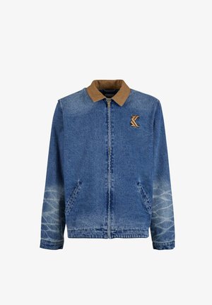 Farmerdzseki barna gallérral, elöl cipzárral és két oldalsó zsebbel. Világoskék, fokozatosan világosodó dizájn, logó részlet a mellkason.