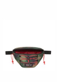 Borsetta a vita in tessuto mimetico con accenti rossi, chiusura con zip e tracolla regolabile. Ha una forma circolare e una fodera interna rossa.