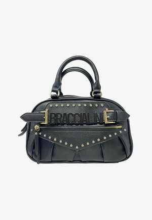 Borsa a tracolla in pelle nera con accenti a borchie, scomparto con zip e etichetta incisa "BRACCIALINI". Presenta un design strutturato con manici superiori.