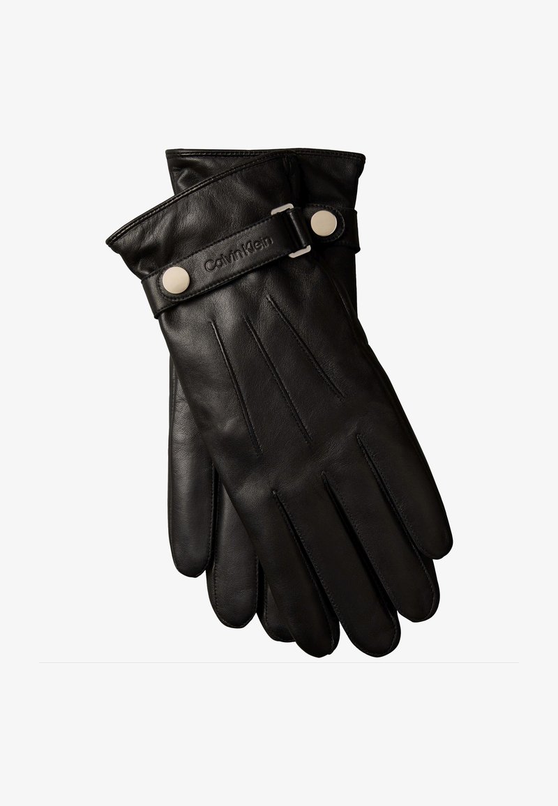 Paar schwarze Lederhandschuhe mit Riemen- und Knopfdetail, mit eingeprägtem Markennamen Calvin Klein am Handgelenksriemen.