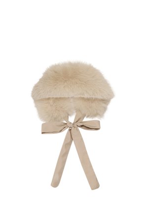 Bandeau d’hiver duveteux de couleur crème avec de longues attaches en satin nouées en nœud à l’avant sur fond blanc.