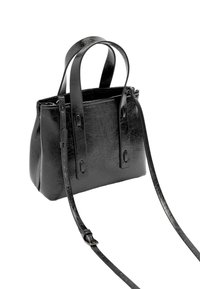 Czarna torebka z syntetycznej skóry o usztywnionej konstrukcji, z dwoma górnymi uchwytami, odpinanym paskiem na ramię i teksturowaną powierzchnią. Zapięcie na zamek błyskawiczny.