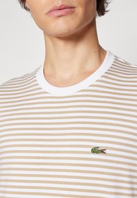 Lacoste Triko s potiskem - viennese/white