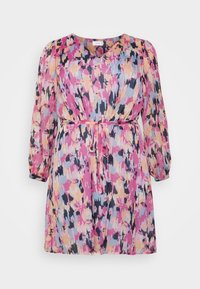 Barevné šaty s květinovým vzorem, dlouhými rukávy, nařaseným pasem a páskem na zavázání. Tkanina vypadá lehce a poloprůhledně.