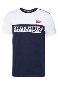Námořnická modrá a bílá tričko s horizontálním barevným blokem, velkým logem "NAPAPIJRI" a malou norskou vlajkou.