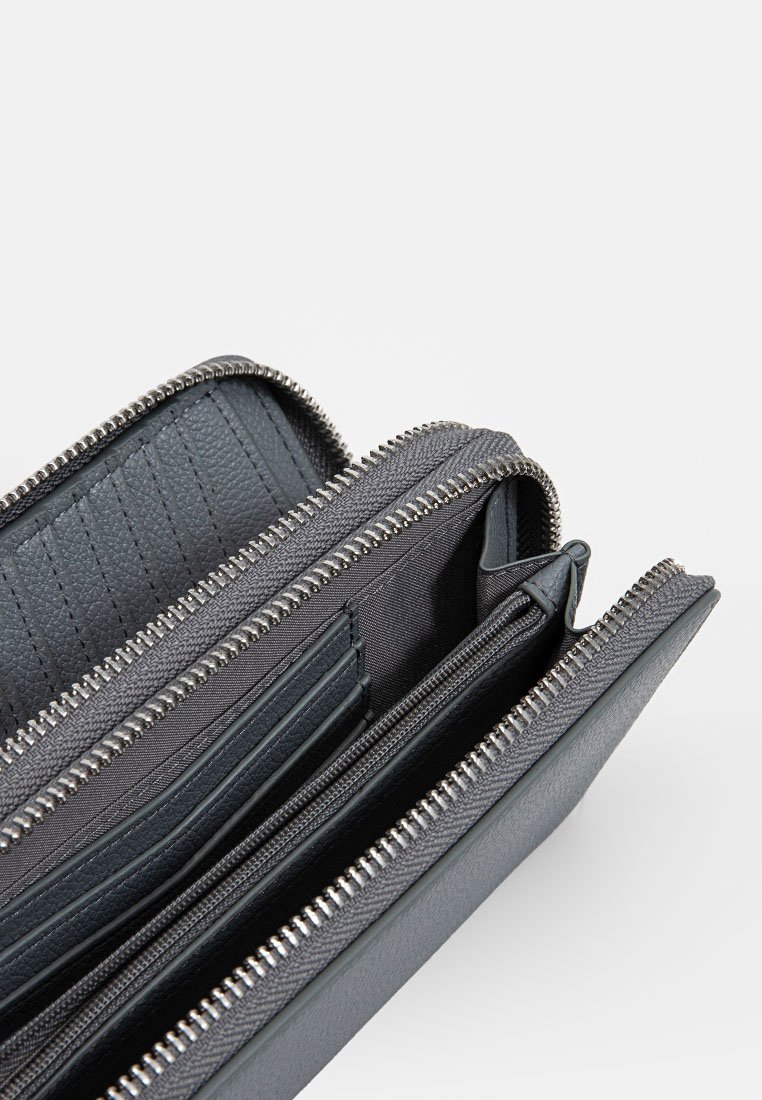 Ritsportemonnee in donkergrijs; heeft een gestructureerde buitenkant, meerdere kaartsleuven en twee compartimenten voor contant geld of munten. Accenten in zilver hardware.