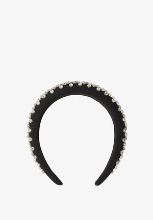 Zwarte stoffen hoofdband versierd met een rij kleine, glanzende strass-steentjes langs de bovenrand, met een gladde textuur en afgeronde vorm.