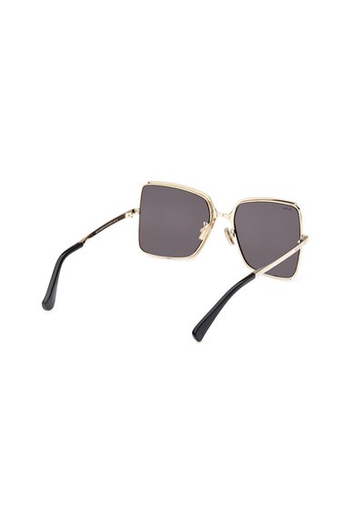 Gafas de sol cuadradas con lentes oscuros, marco de metal dorado y patillas de plástico negro. Presenta brazos elegantes y una marca sutil en el marco.