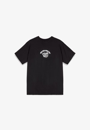 Camiseta de algodón negra de manga corta, con un diseño gráfico en la parte frontal en blanco. Cuello redondo, corte relajado, textura suave.