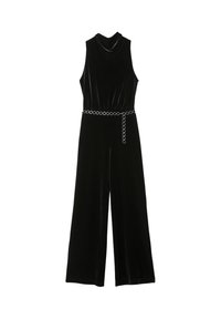 Schwarzer Samt-Jumpsuit mit weitem Bein, ärmellosem Design, Wasserfallkragen und silbernem, kreisförmigem Kettengürtel. Glatte Textur und klassische Silhouette.