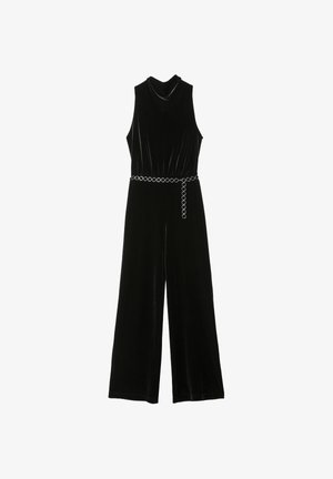 Crni baršunasti kombinezon sa širokim nogavicama, bez rukava, sokinim ovratnikom i detaljem srebrnog okruglog lančića. Glatka tekstura i klasični siluet.