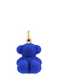 Encanto de osito de peluche azul hecho de material suave y esponjoso con características redondeadas, aro de hardware dorado y superficie de textura lisa.