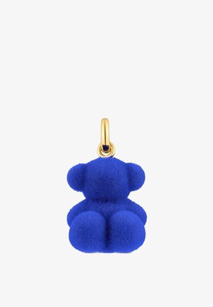 Pendentif ours en peluche bleu fabriqué en matériau doux et moelleux avec des contours arrondis, une boucle en métal doré et une surface texturée lisse.