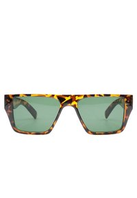 Occhiali da sole tartarugati con una montatura rettangolare robusta, lenti verde scuro e motivi caratteristici marrone chiaro e scuro.