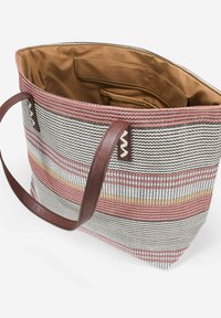 Borsa a tracolla intrecciata nei colori bianco, rosa e giallo, con manico in pelle marrone e interno beige liscio dotato di una tasca interna.