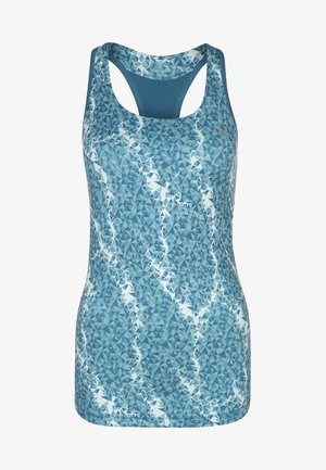 Sportowy top w kolorze zielonego teal z wzorzystym designem, w połączeniu z czarnymi legginsami z fioletowym kwiatowym akcentem na łydce. Szare sportowe buty.