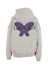Grå oversized hettegenser med hette. Har et lilla sommerfugl-design og teksten "Lucky Girl" i svart på baksiden. Ribbestrikkede mansjetter og nederkant.