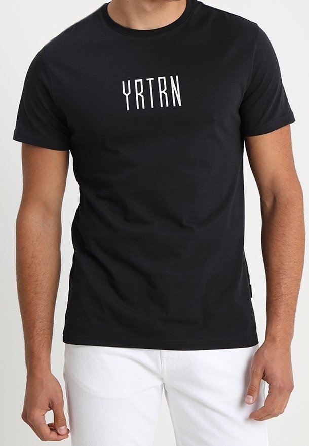 Černé tričko s krátkým rukávem vyrobené z bavlny, na přední straně s bílým nápisem "YRTRN". S kulatým výstřihem, slim fit střihem, hladká textura.
