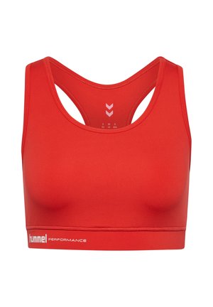 Czerwony sportowy biustonosz o gładkiej fakturze, z tyłem w stylu racerback oraz białą taśmą z logo u dołu. Odpowiedni do aktywnego noszenia.