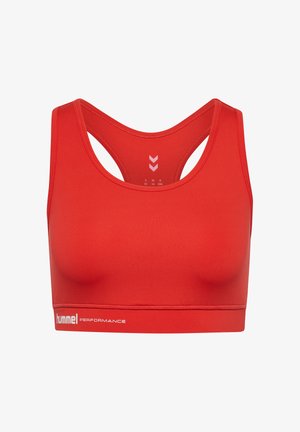 Czerwony sportowy biustonosz o gładkiej fakturze, z tyłem w stylu racerback oraz białą taśmą z logo u dołu. Odpowiedni do aktywnego noszenia.