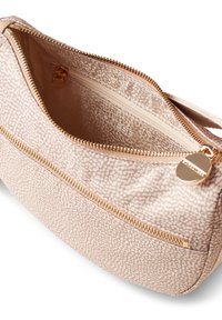 Helle rosa Tasche mit Reißverschluss, strukturiertem Muster und goldfarbenem Beschlag; verfügt über eine Innentasche und einen sicheren Reißverschluss.