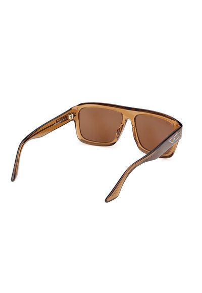 Lunettes de soleil rectangulaires translucides marron avec de larges branches et des verres marron foncé, vues de dos en angle.