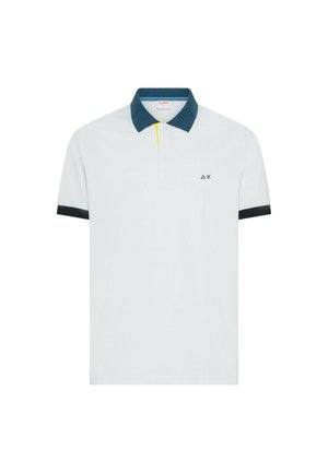 Polo bianca a maniche corte con colletto e bordi delle maniche blu scuro, abbottonatura a due bottoni e piccolo logo delta e X sul petto sinistro.