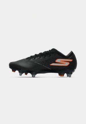 Schwarze Fußballschuhe mit einem eleganten Design, strukturiertem Material, orangen und silbernen Akzenten sowie konischen Stollen für bessere Griffigkeit.