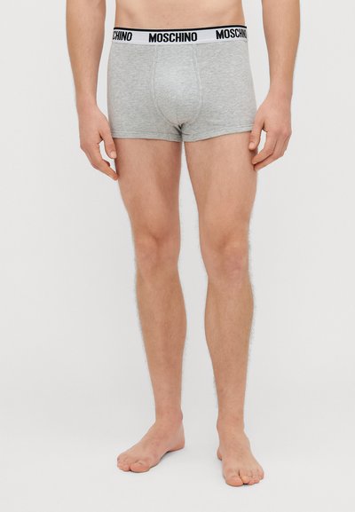 Boxer briefs cinzentos para homem com cós preto apresentando a marca "MOSCHINO". Material de algodão suave, ajuste justo, comprimento até a coxa.