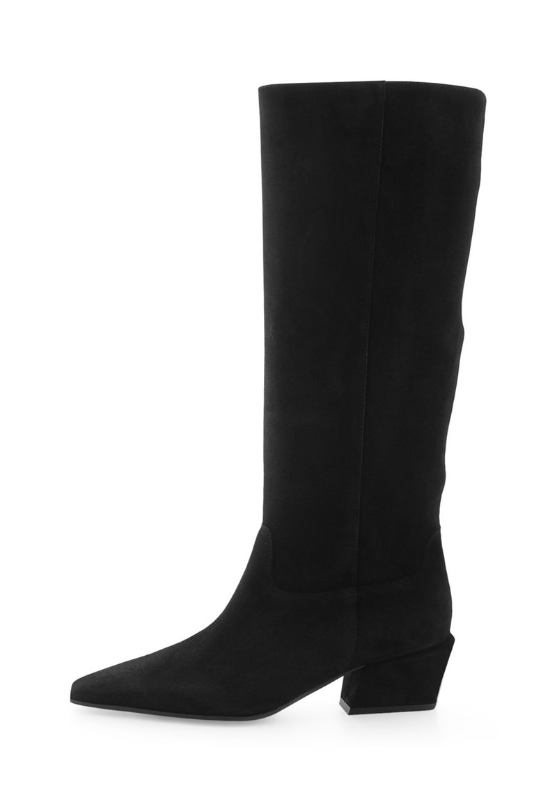 Bottes noires montantes en doux daim, avec un bout pointu et un talon géométrique en bloc. Texture lisse et détails de design minimal.