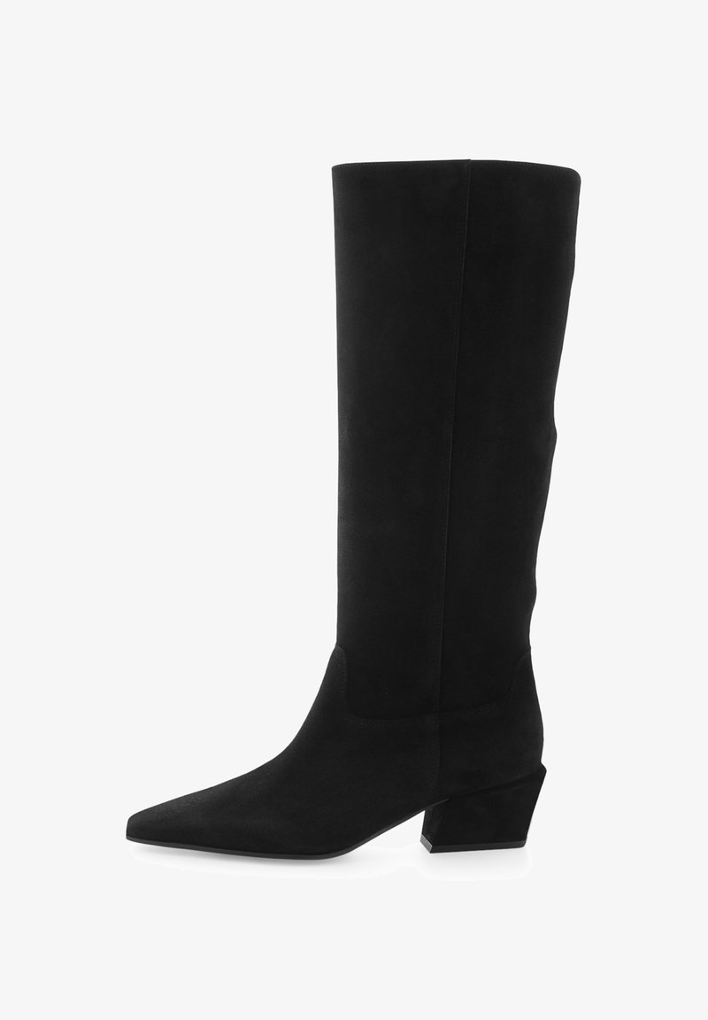 Bottes noires montantes en doux daim, avec un bout pointu et un talon géométrique en bloc. Texture lisse et détails de design minimal.