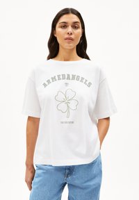 Witte katoenen t-shirt met korte mouwen en een ronde hals, met een groene vierbladige klavertopdruk en de woorden "ARMEDANGELS" en "VIND JOUW FORTUIN."