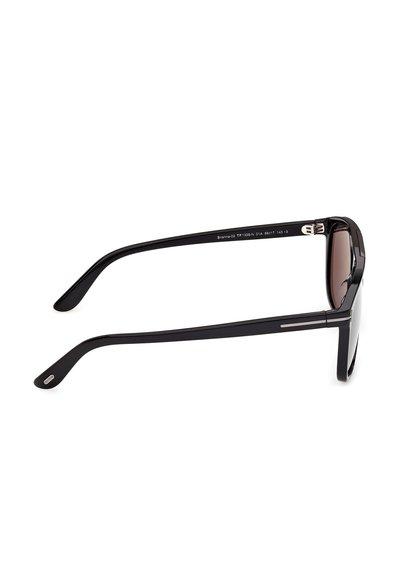 Lunettes de soleil rectangulaires noires avec des verres foncés, vues de profil sur un fond blanc, mettant en évidence des branches fines et des branches courbées.