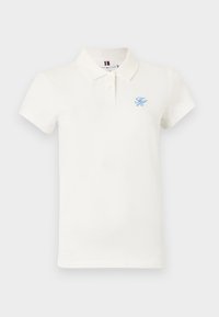 Λευκό πόλο μπλουζάκι από βαμβάκι, με κλασικό γιακά, κοντά μανίκια και μπλε κεντητό λογότυπο στο αριστερό στήθος.
