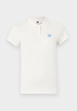 Valkoinen puuvillainen poolopaita, jossa on klassinen kaulus, lyhyet hihat ja sininen kirjailtu logo vasemmassa rinnassa.