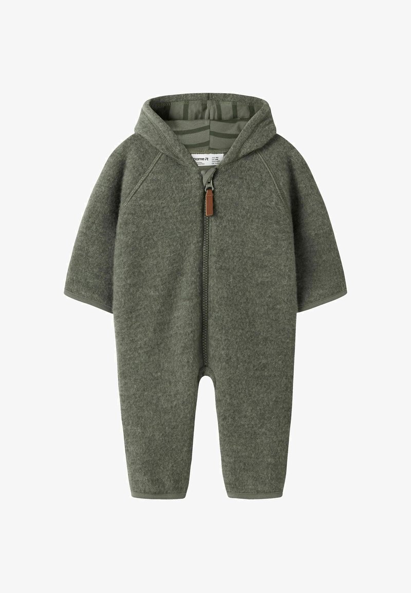 Combinaison en polaire vert olive avec capuche, fermeture éclair à l'avant et manches raglan. Présente une doublure rayée et un petit accent en cuir sur la fermeture éclair.