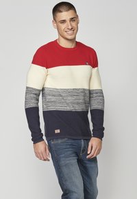 Maglione da uomo con strisce orizzontali in rosso, crema, grigio e blu navy. Texture a costine, collo tondo e piccolo logo sul petto.