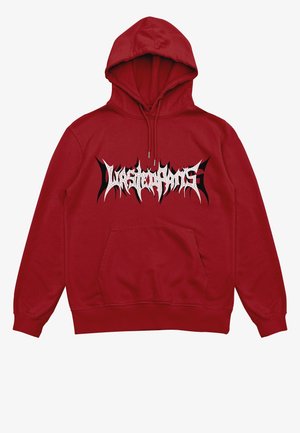 Röd hoodie med framficka, snörhuva och en vit grafisk logotyp med spetsiga bokstäver. Textur av bomullsmaterial.