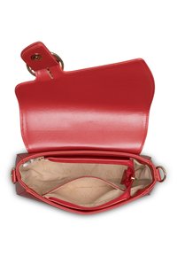 Borsa a tracolla in pelle rossa con finitura lucida, dotata di una chiusura a pattina ben visibile e scomparti interni, con una fodera beige a motivo.