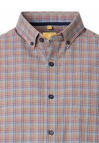 Geruit overhemd met rood, blauw en geel kleuren, voorzien van een button-down kraag. Inclusief marineblauwe knopen en een zak aan de linkerkant.
