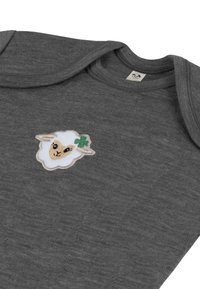 Grau Baumwollstrampler mit einem runden Ausschnitt, der ein appliziertes Schafdesign mit einem grünen Kleeblatt und gestickten Details aufweist.