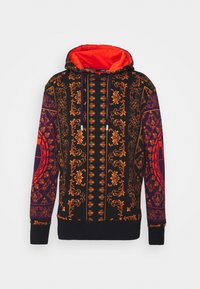 Felpa con cappuccio realizzata in tessuto, caratterizzata da uno sfondo nero audace con intricati motivi floreali e geometrici in arancione e viola. Interno rosso.