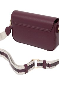 Borsa a tracolla in pelle bordeaux con finitura texturizzata, componenti in oro e una larga tracolla beige con scritte nere.