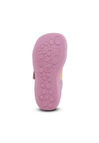 Suela de goma rosa con un patrón texturizado, que presenta varias formas circulares y estrelladas, además de un detalle de una cara sonriente cerca del talón.