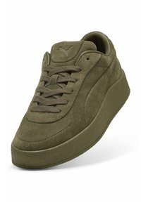 Olivgrüne Wildleder-Sneaker mit einer dicken strukturierten Sohle, runder Spitze und flachen Schnürsenkeln. PUMA-Logo auf der Zunge und an der Seite geprägt.