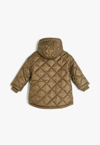 Gepolsterte braune Pufferjacke mit Kapuze, mit einem Diamantmuster, Rippbündchen und einer glatten, glänzenden Textur. Rückansicht.